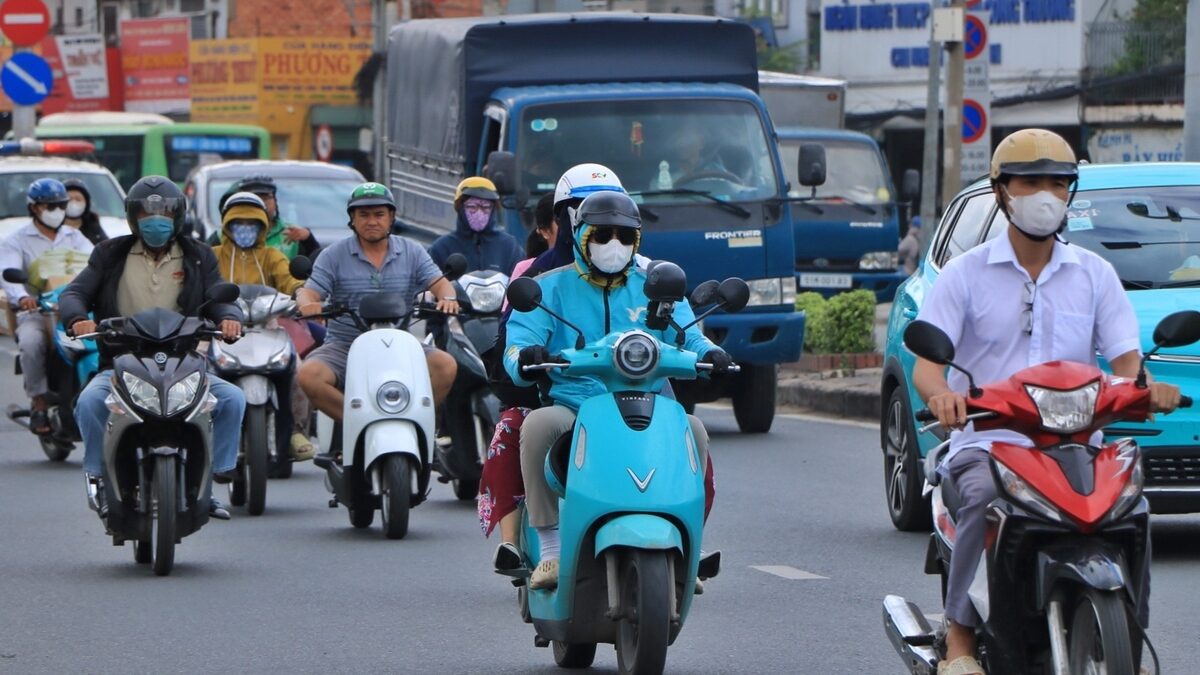 Giá xăng tăng, nhiều người tính chuyển sang xe điện