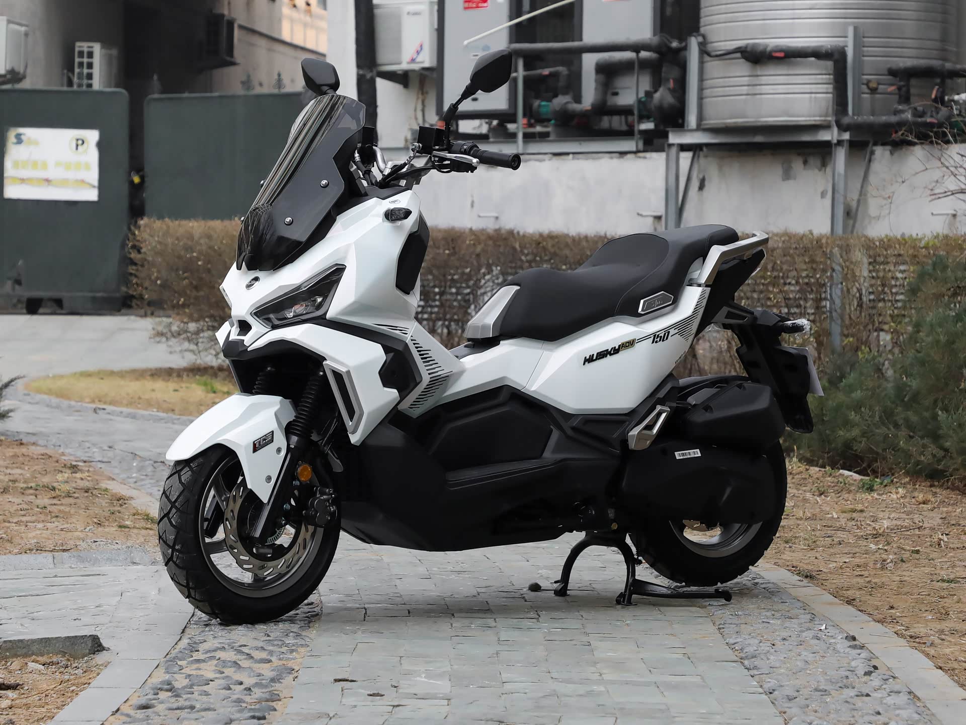 SYM Husky 150 ADV: Mẫu xe tay ga phong cách địa hình gây chú ý với thiết kế lạ mắt và khả năng vận hành đáng nể - Ảnh 1.