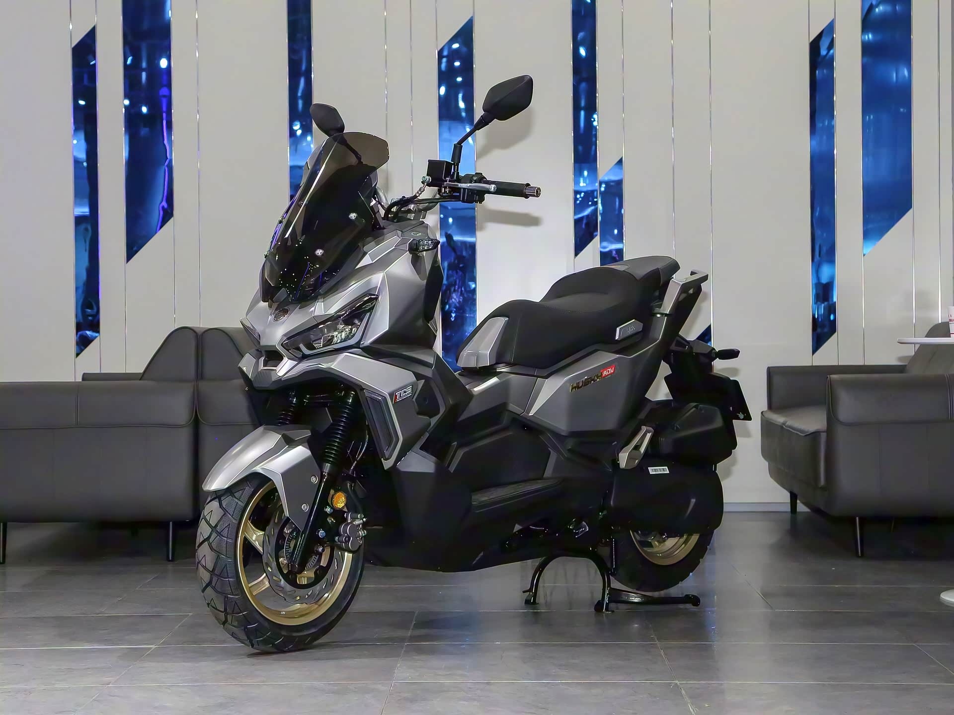 SYM Husky 150 ADV: Mẫu xe tay ga phong cách địa hình gây chú ý với thiết kế lạ mắt và khả năng vận hành đáng nể - Ảnh 7.