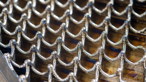 Bền hơn 30%, ăn mòn chỉ 0,105mm mỗi năm: AI vừa tạo ra loại thép không gỉ phá vỡ quy luật thế kỷ