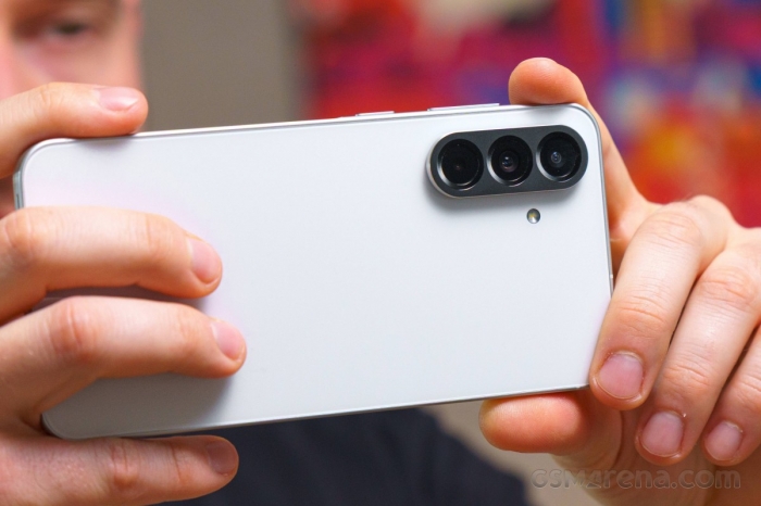 Galaxy A56 5G hạ kịch sàn, vua tầm trung một thời rẻ hơn 1 chỉ vàng 10 triệu, màn xịn hơn iPhone 17e