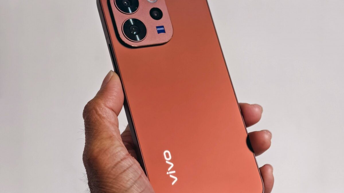 Mở hộp, đánh giá nhanh vivo V70 Elite: Tân binh giá rẻ, pin khủng, camera xịn đe nẹt Galaxy S25