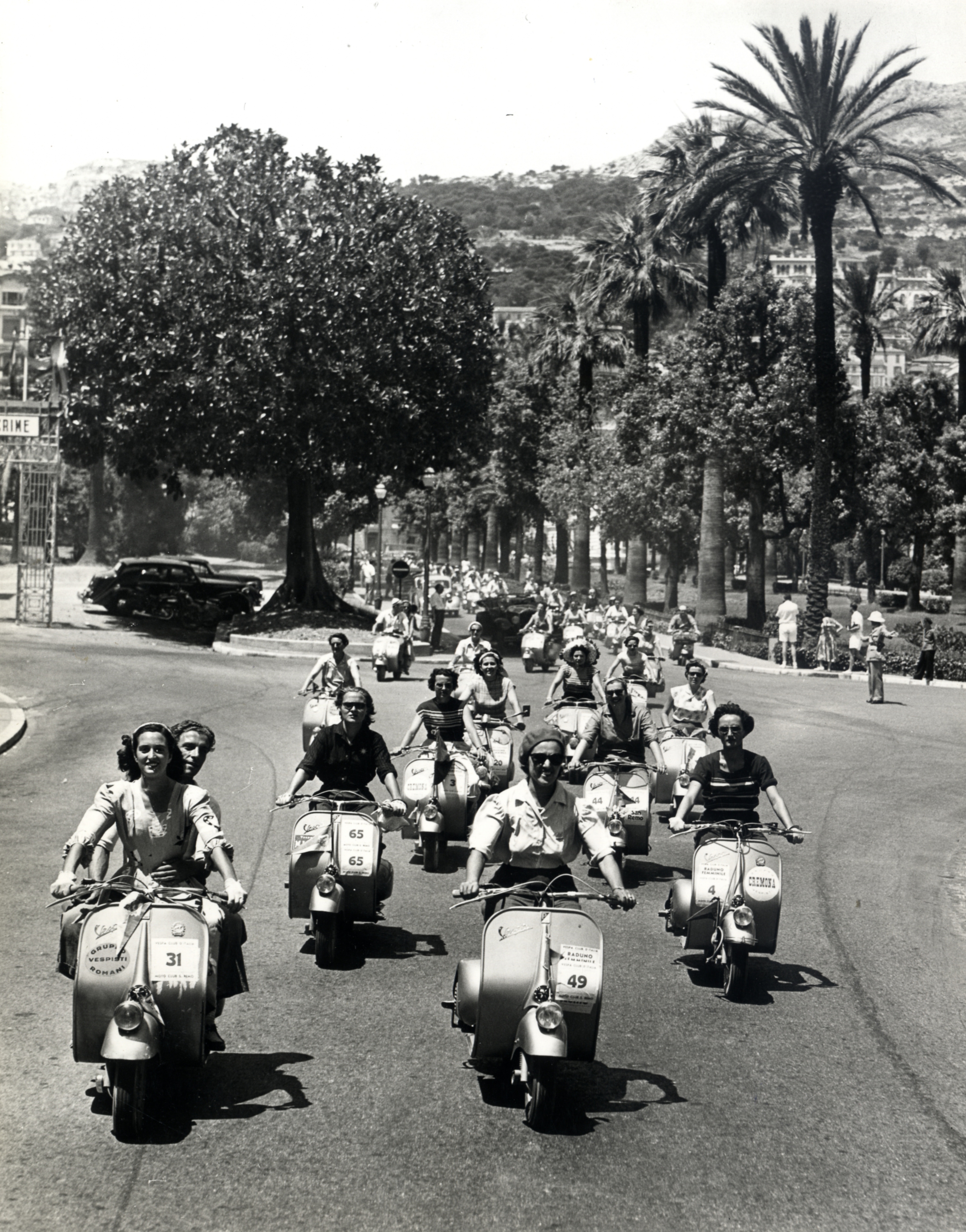 01-vespa-rally-1953-ca-17791691069451623251529 Người Ý gọi nó là "con ong", cả thế giới gọi nó là biểu tượng, Vespa ra mắt bộ sưu tập kỷ niệm 80 năm tại Việt Nam - Ảnh 1.