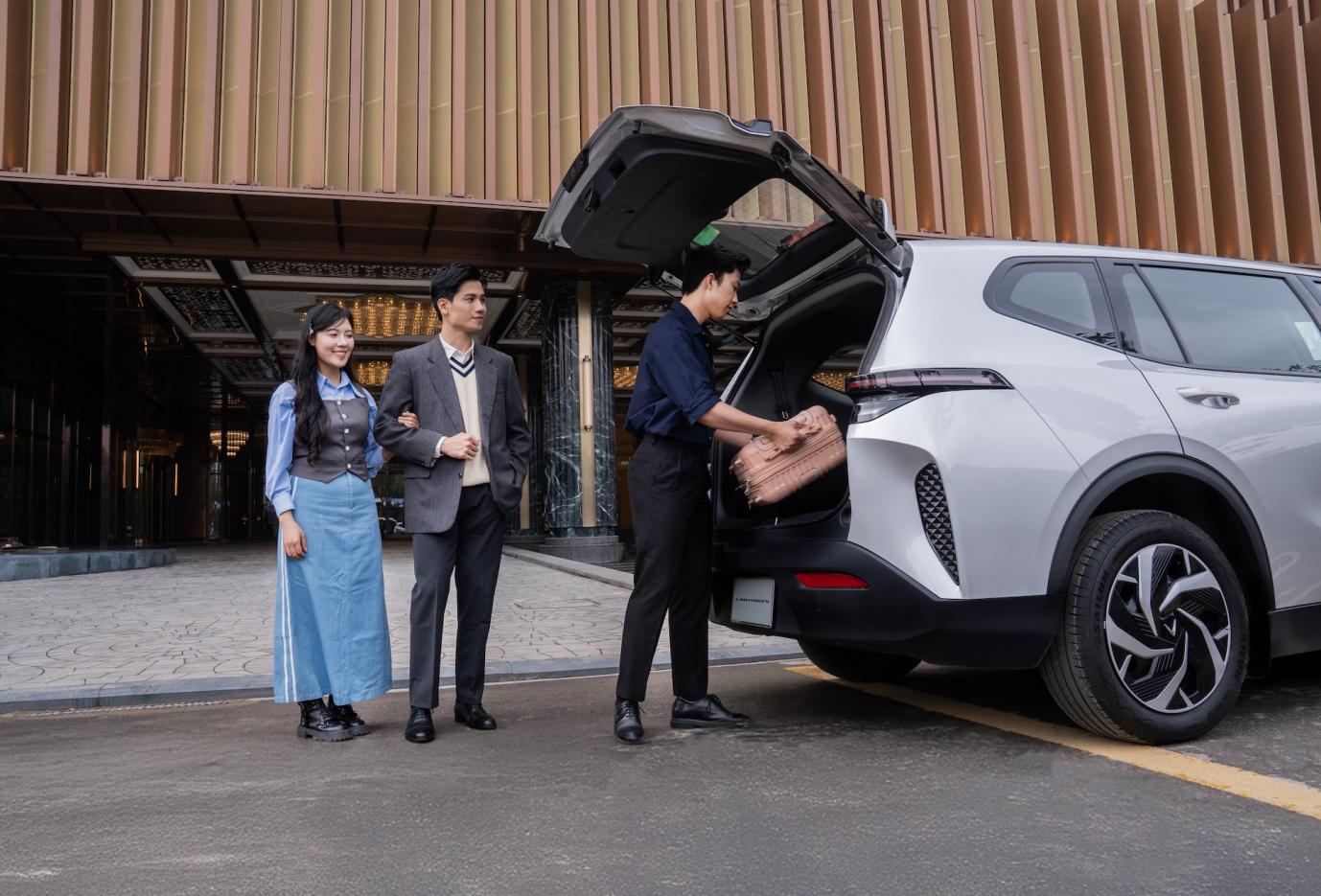 Rộng rãi, đi “bốc”, sạc 0 đồng: VinFast Limo Green “lấy lòng” hàng ngàn gia đình Việt- Ảnh 1. Rộng rãi, đi “bốc”, sạc 0 đồng: VinFast Limo Green “lấy lòng” hàng ngàn gia đình Việt- Ảnh 1.