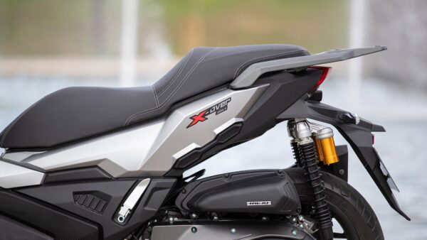 Dằn mặt Honda và Yamaha,, hãng xe cào cào Tây Ban Nha tung ra xe tay ga ADV 329cc với loạt trang bị siêu khủng