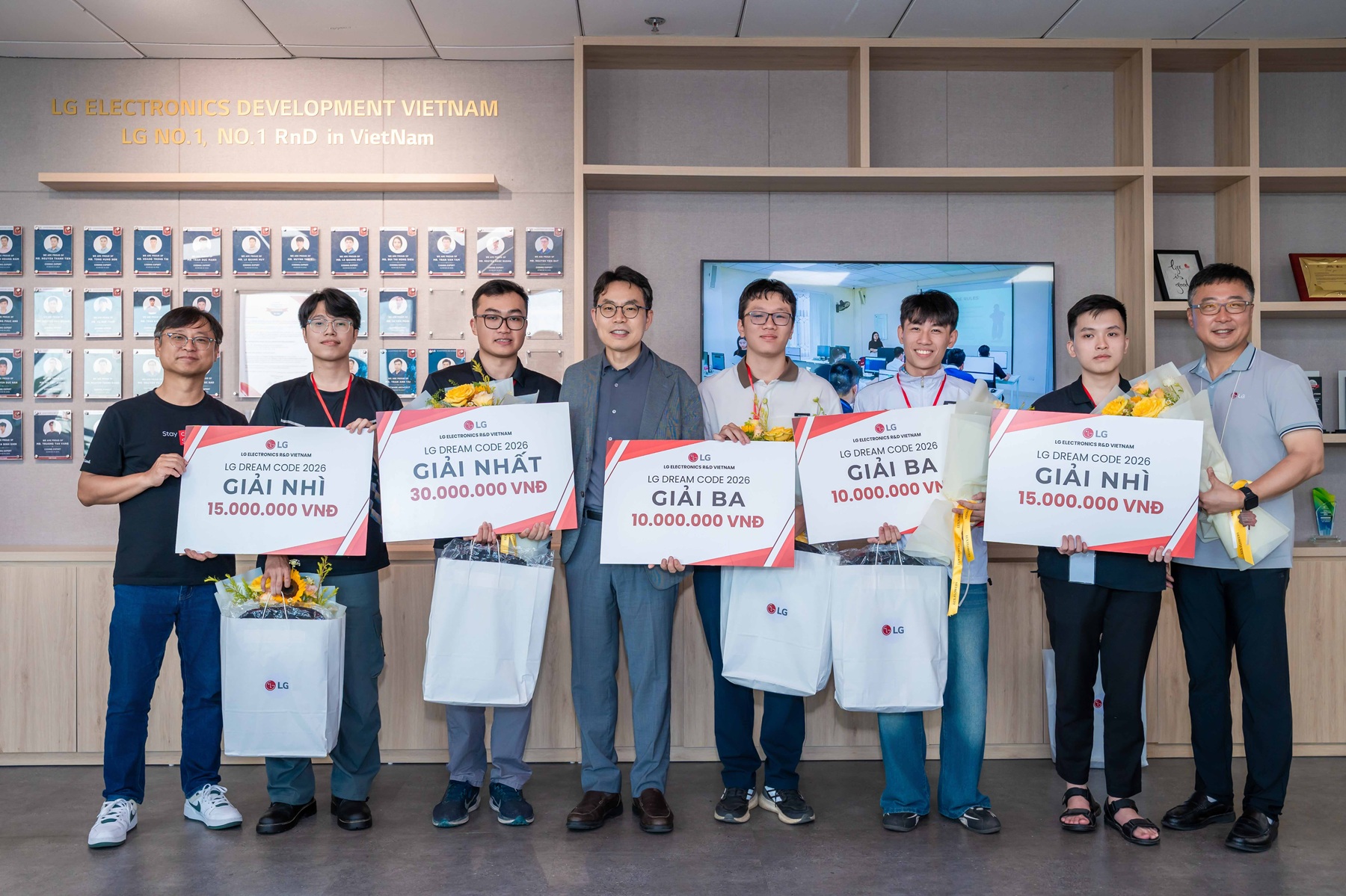 cuoc-thi-lg-dream-code-2026-thu-hut-khoang-670-sinh-vien-dai-hoc-tren-khap-viet-nam-tham-du-1782790615816-1782790616235544348239 LG kỷ niệm 10 năm phát triển phần mềm ô tô tại Việt Nam - Ảnh 3.