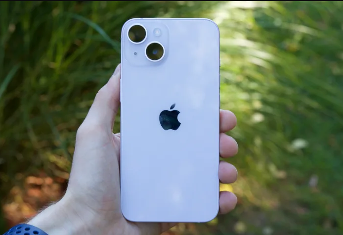 Ngừng kinh doanh chiếc iPhone tiêu chuẩn có cổng Lightning cuối cùng tại Việt Nam
