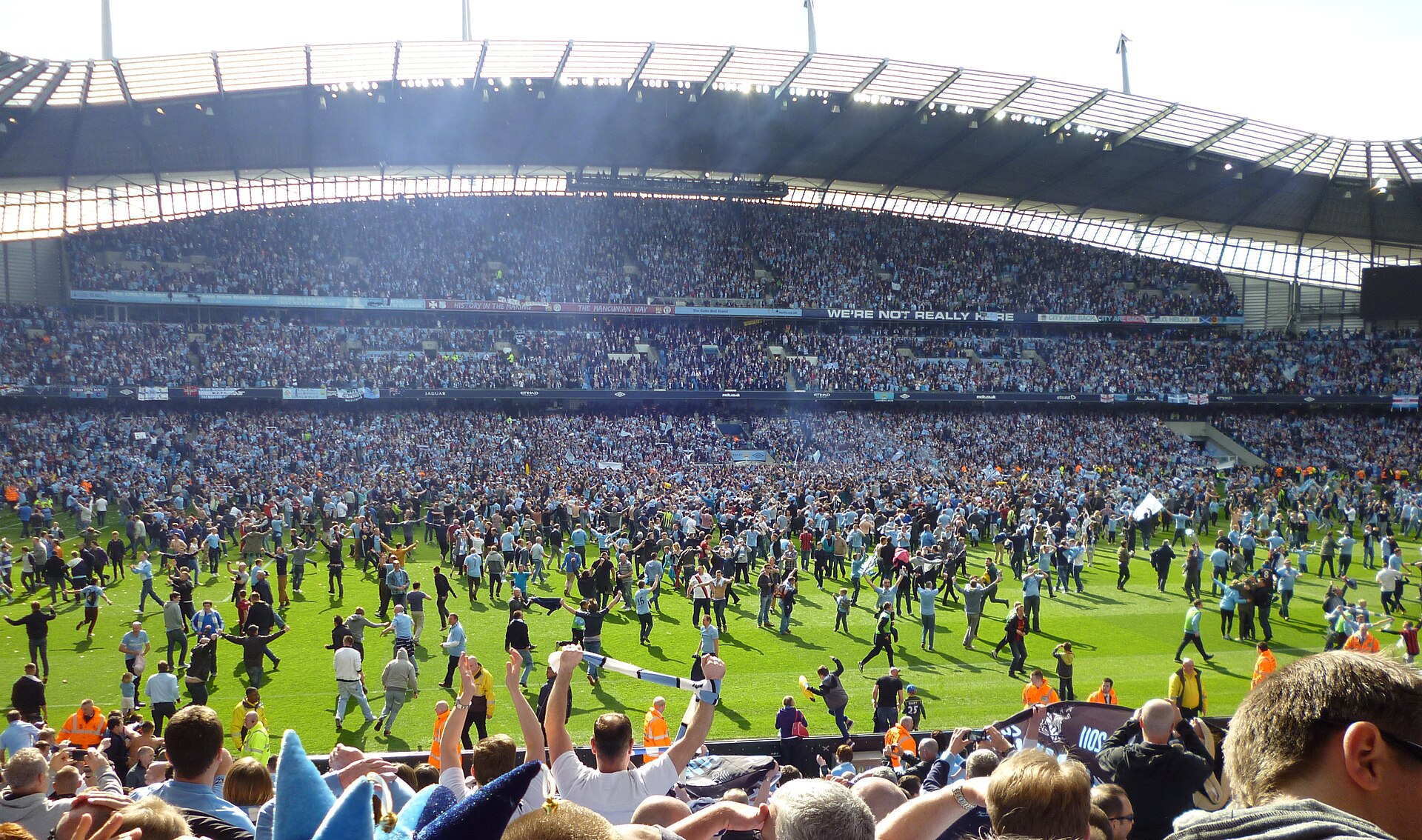 manchestercitypitchinvasion-151133-1782352366269-17823523664962140755751