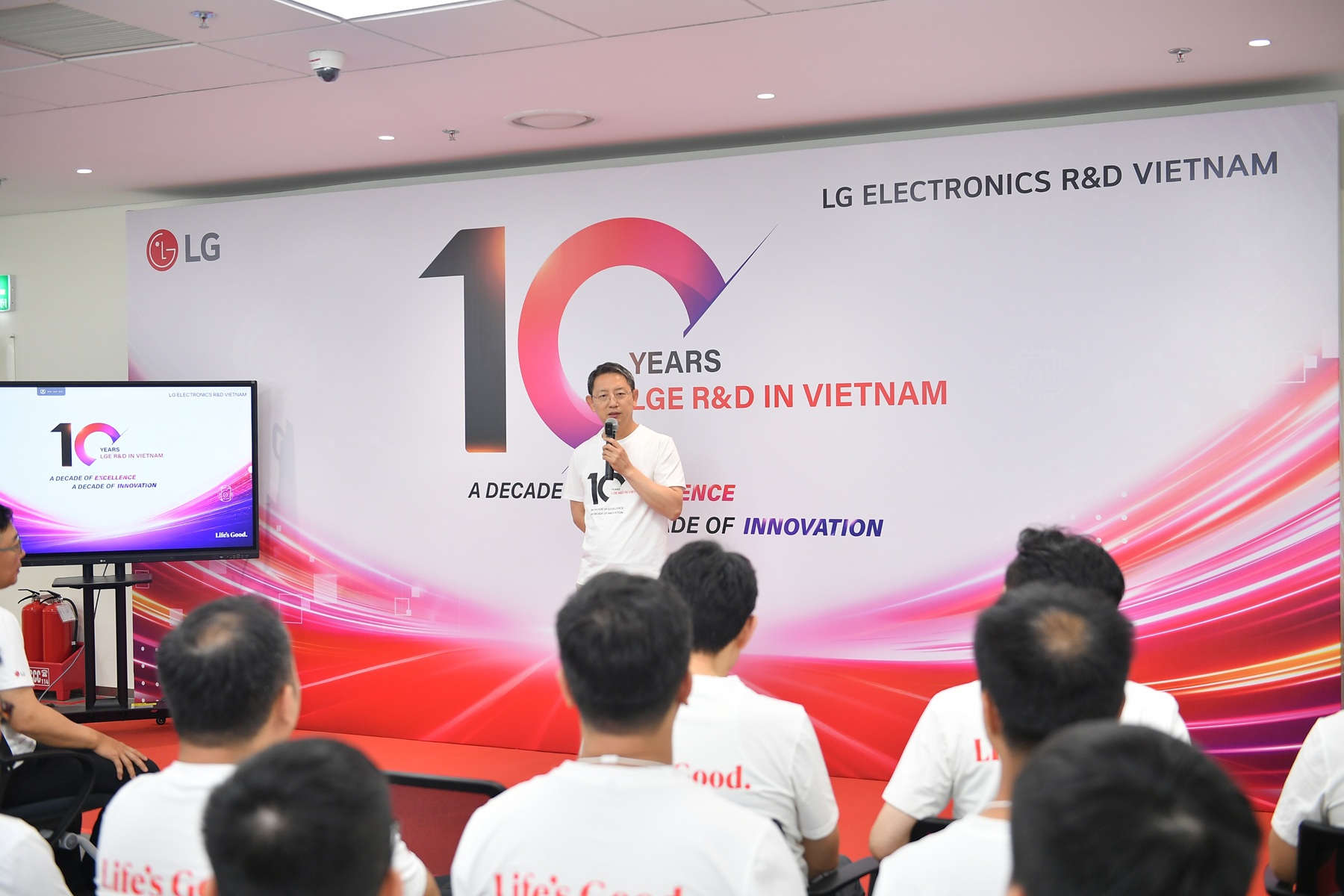 ong-lee-sang-yong-nhan-manh-tam-quan-trong-cua-trung-tam-rd-tai-viet-nam-trong-mang-luoi-rd-toan-cau-1782790658820-17827906592401587695498 LG kỷ niệm 10 năm phát triển phần mềm ô tô tại Việt Nam - Ảnh 5.