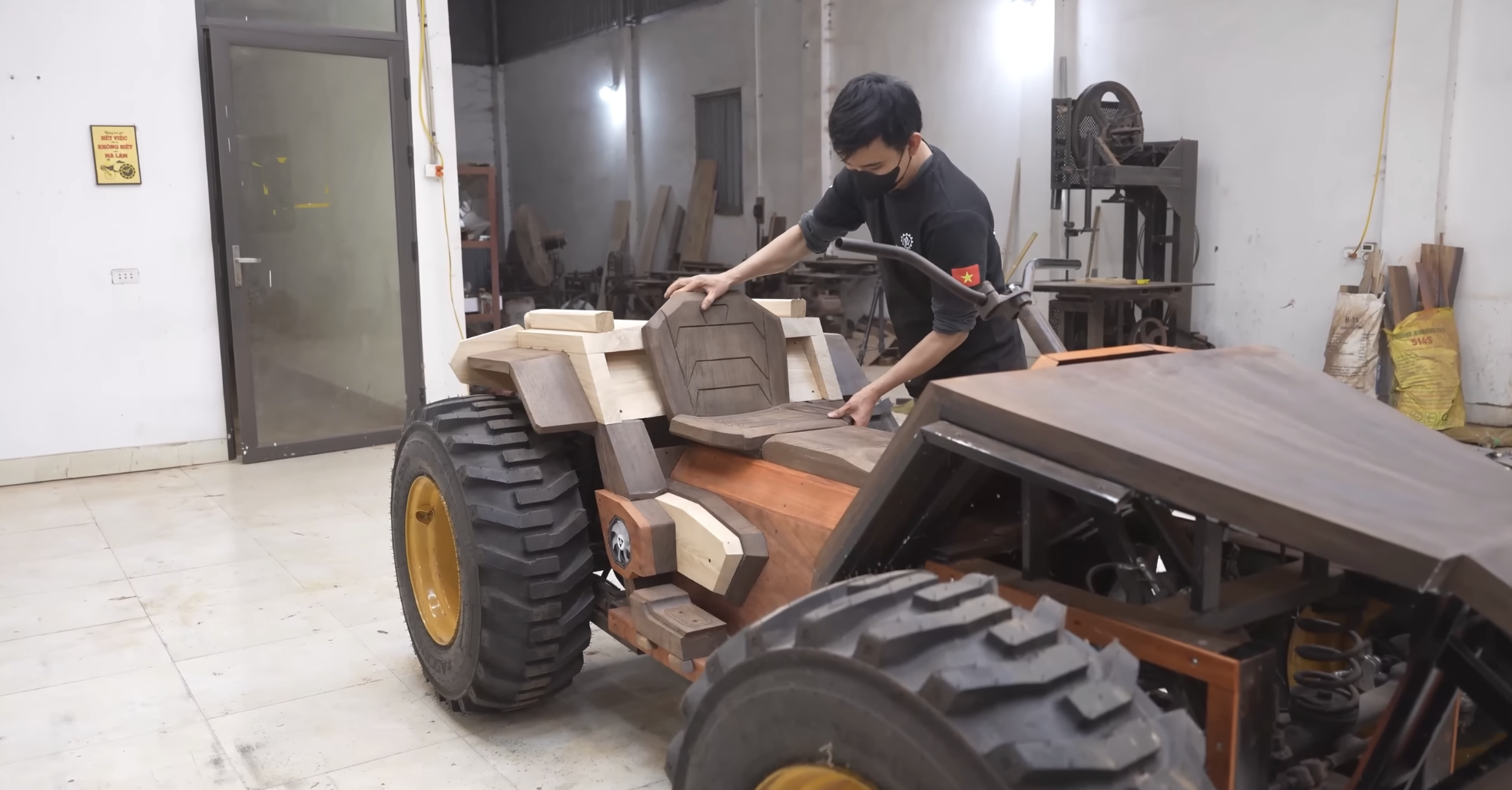 Thợ mộc Việt Nam trình làng 'quái thú' ATV bằng gỗ: To như ô tô, khung gầm thép, giảm xóc độc lập, chạy động cơ điện siêu êm- Ảnh 4. Thợ mộc Việt Nam trình làng 'quái thú' ATV bằng gỗ: To như ô tô, khung gầm thép, giảm xóc độc lập, chạy động cơ điện siêu êm- Ảnh 4.