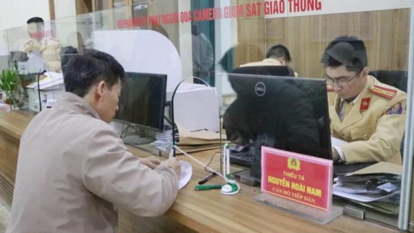 Người đi xe máy, ô tô cảnh giác với tin nhắn giả mạo liên quan giao thông