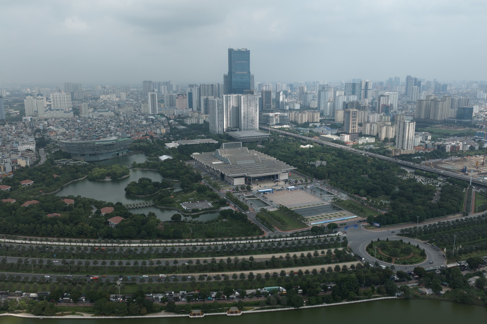 Khai mạc VIMS 2026: Khách đến từ trước giờ mở cửa, khu trưng bày và khu lái thử kín người tham quan - Ảnh 1.
