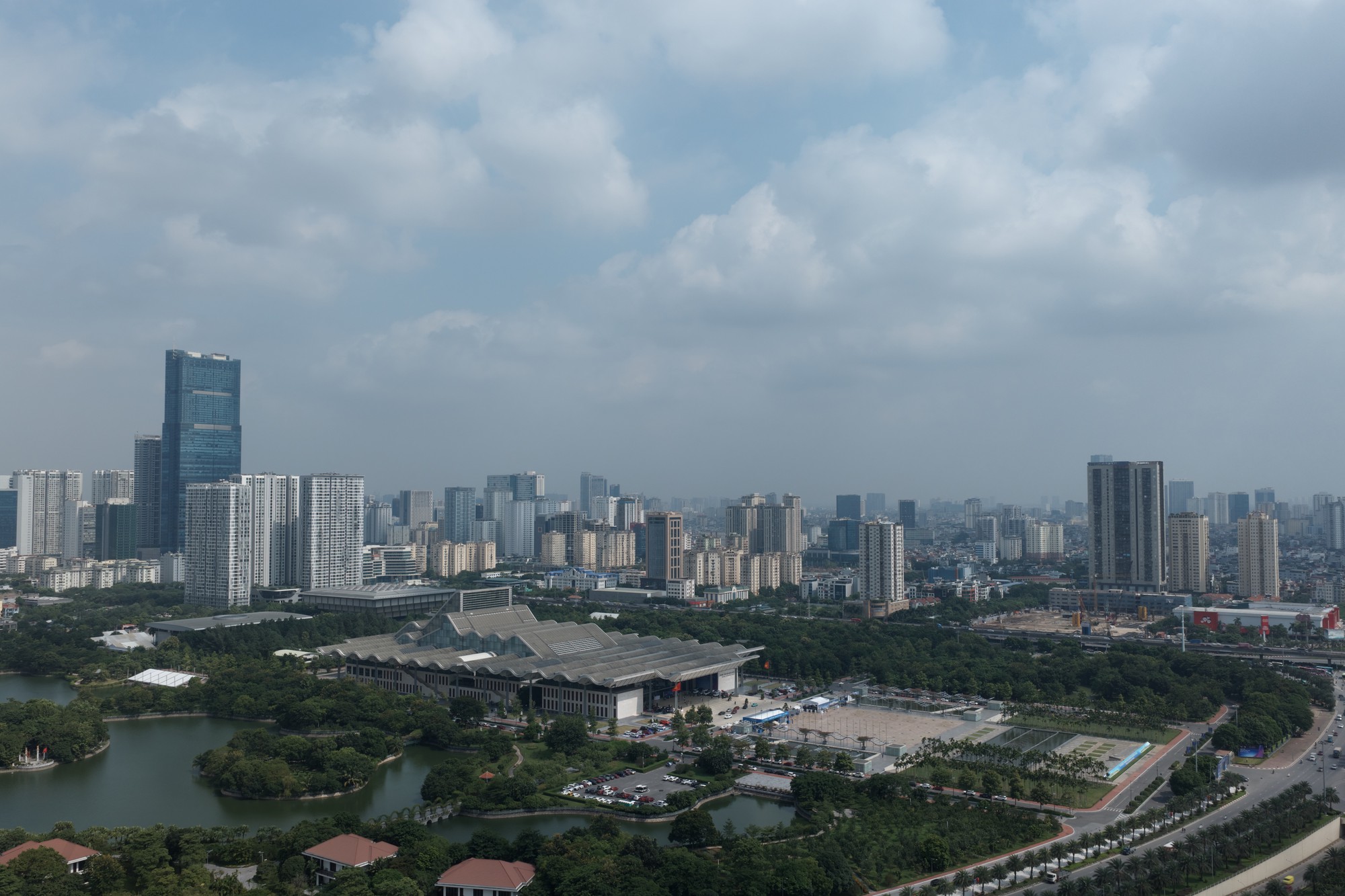 Khai mạc VIMS 2026: Khách đến từ trước giờ mở cửa, khu trưng bày và khu lái thử kín người tham quan - Ảnh 2.