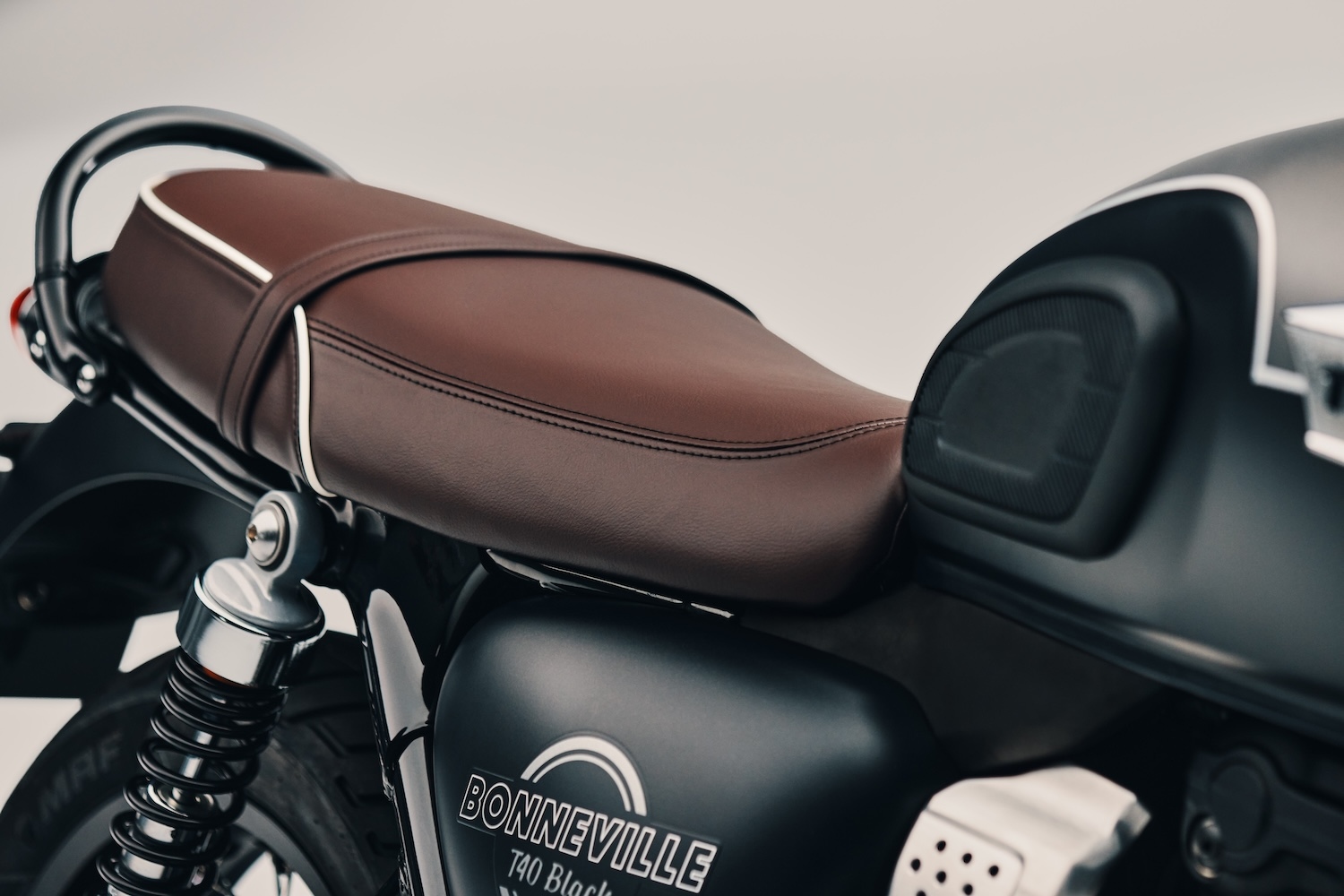 t40-blackmy27detailbench-seat-tight-crop-1791516862992-1791516863236161236315