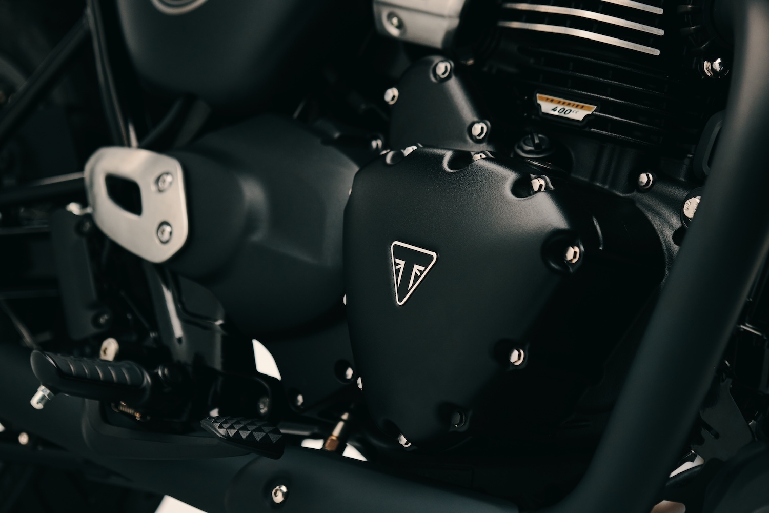 t40-blackmy27detailclose-up-engine-1791516863972-17915168642671703598255