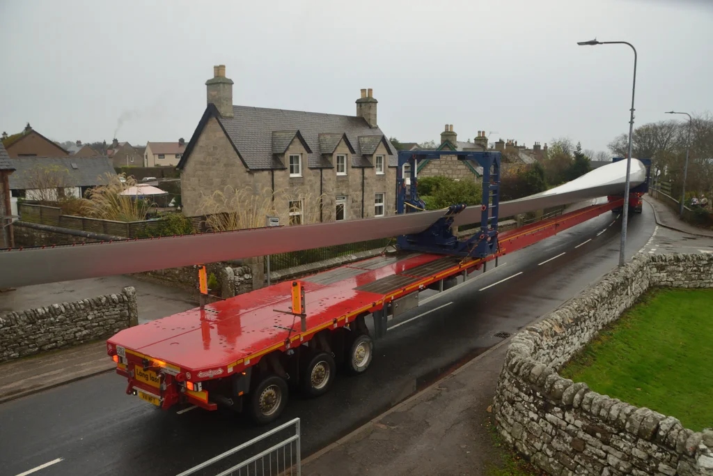 wind-turbine-three-blades-blade-delivery-golspie-1791951164202-17919511644082020487281